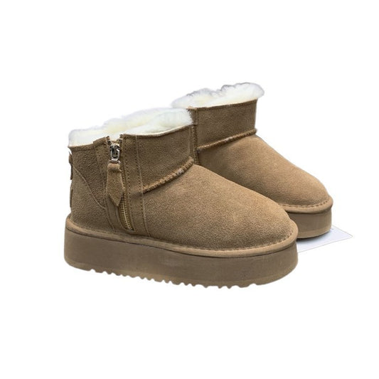 نساء يرتدين أحذية ثلجية من الفرو والنعل السميك