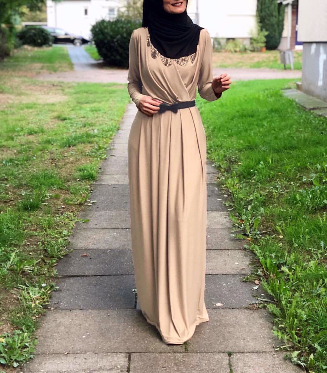 Elegant V-Neck Floor-Length Abaya Dress with Folds